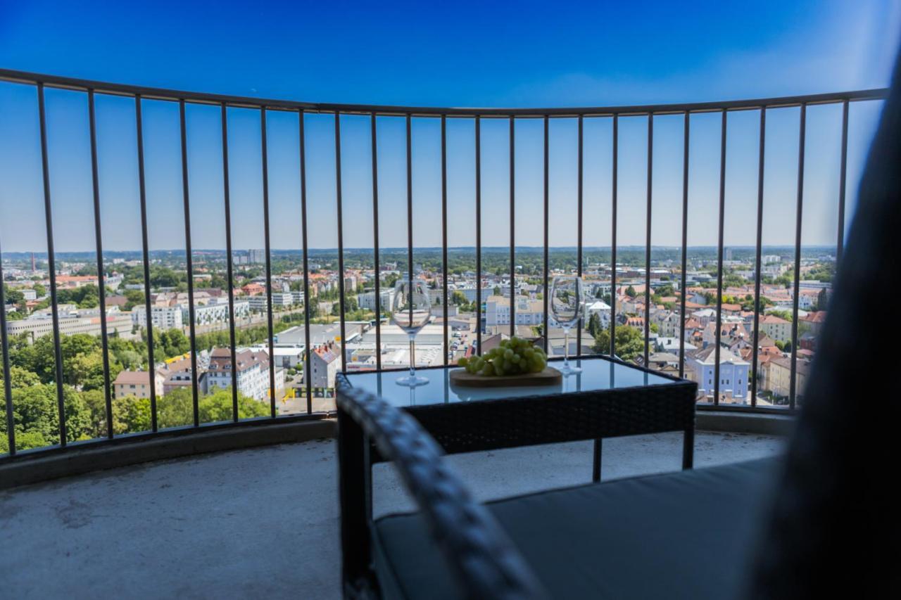 Fresh - 20th Floor - Netflix - Center